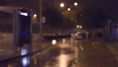城市夜晚的大雨浇灌的孤独视频的预览图